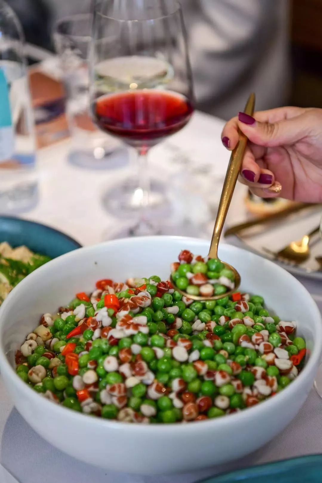 澳洲这杯暖冬的美酒里，可以闻到桉树叶的夏天味道