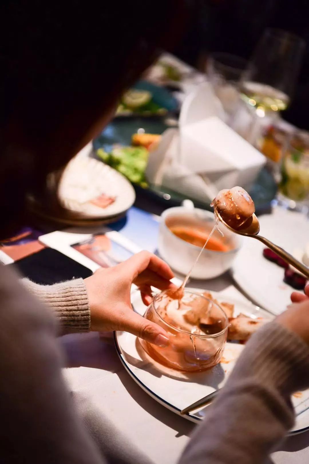 澳洲这杯暖冬的美酒里，可以闻到桉树叶的夏天味道