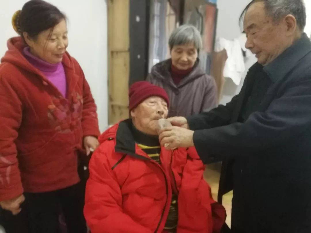 这个合肥百岁老人真幸福！一家两代北大高材生漂洋过海来祝寿！