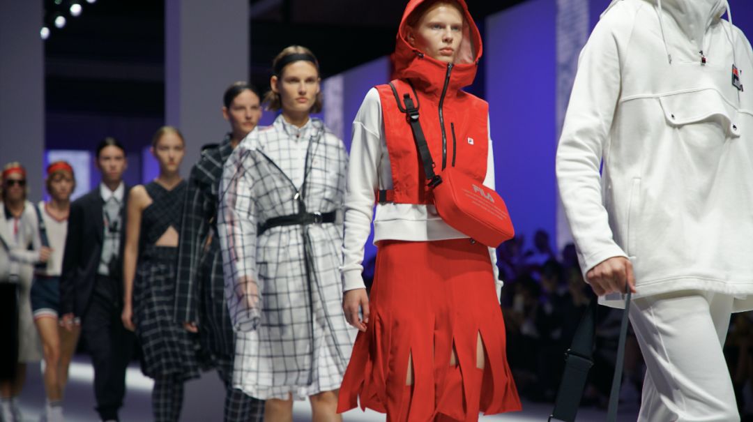 fila运动衣怎么搭配,fila高级时装