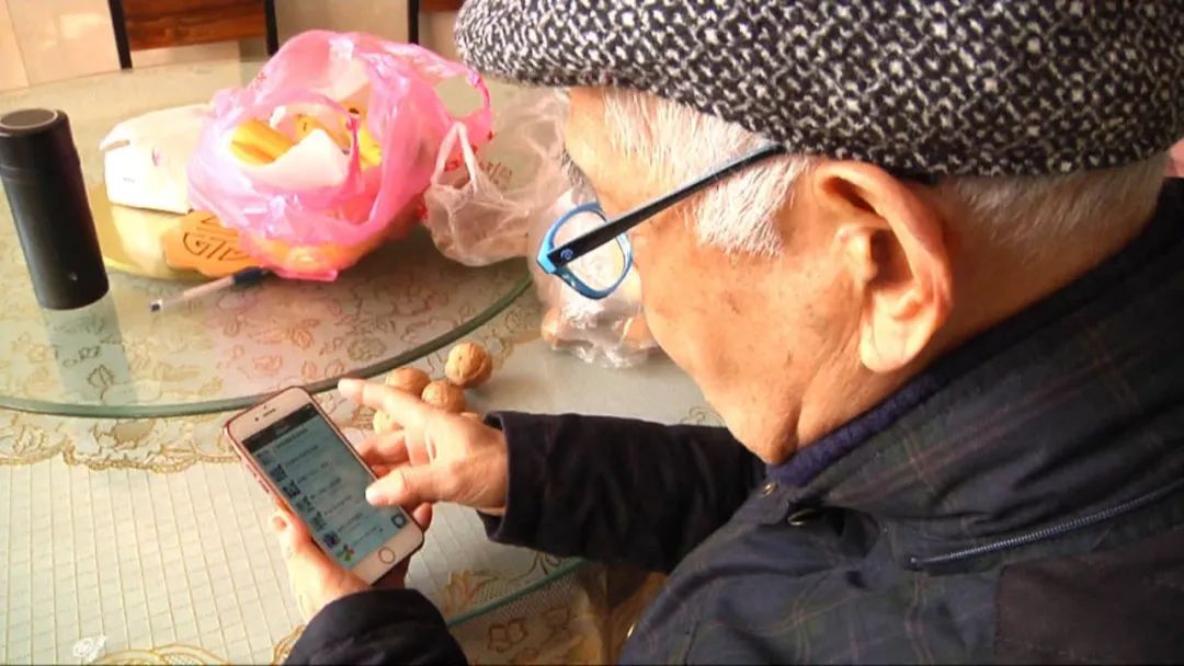 七旬老人竟然是“微信达人”，他的朋友圈很赞……