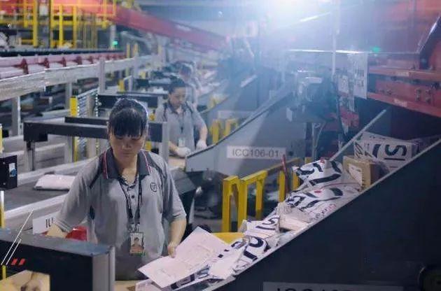 最有钱的快递员：每月入账72亿，坐拥50架飞机