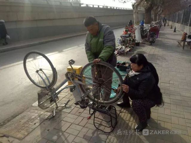 石家庄告捷北大街附近有个诚信修车摊，摊主是一对恩爱夫妻！他们让诚信走出“国门”