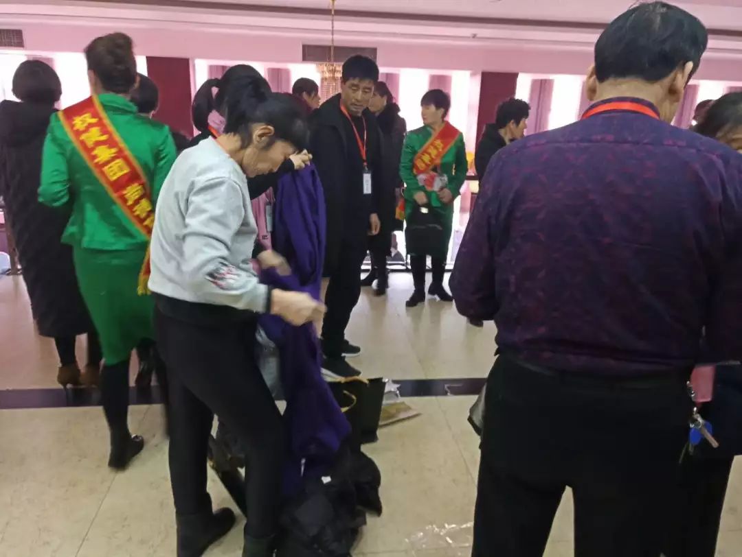 直销年会疯狂场面,权健直销大会跳舞