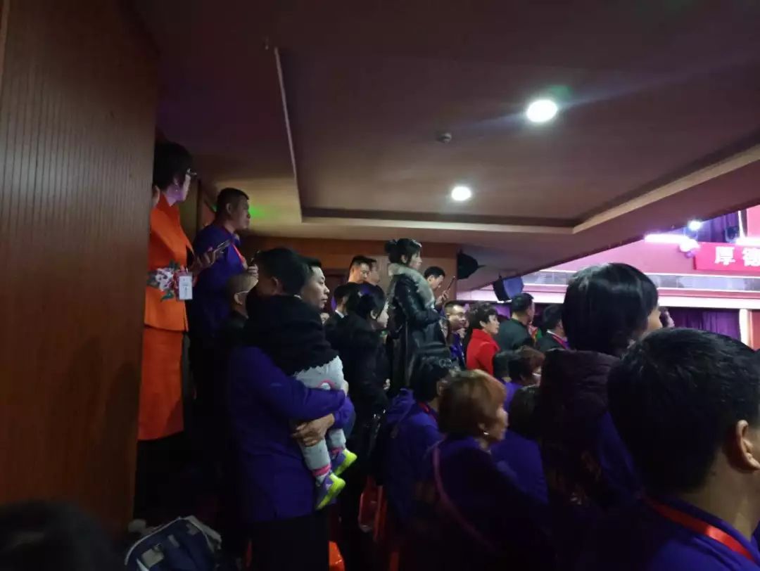 直销年会疯狂场面,权健直销大会跳舞