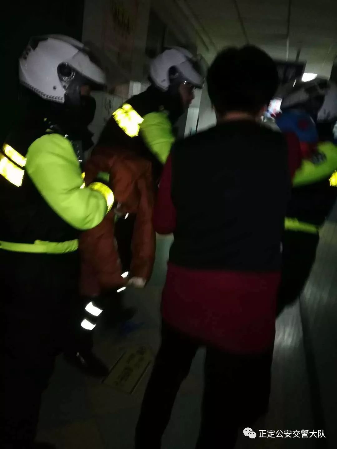 女童抽搐咬舌交警紧急护送,小孩舌头被咬交警开路