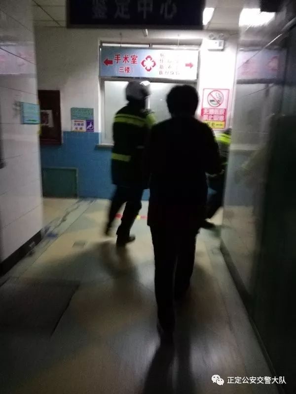 女童抽搐咬舌交警紧急护送,小孩舌头被咬交警开路