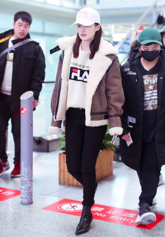 李沁嫌衣服太单调，在上面抹了层“巧克力”，没想到时尚了3倍！