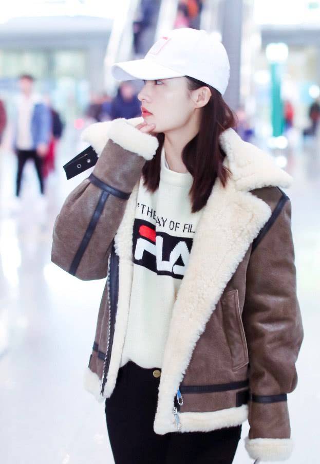 李沁嫌衣服太单调，在上面抹了层“巧克力”，没想到时尚了3倍！