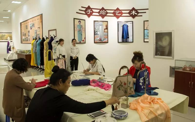 莒县手绘油画,莒县画画的女孩