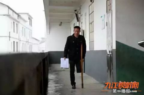 「12早安！九江」代购关注啦，《电商法》实施；商业奇才！摆摊卖雪人；一桌一元现钞买电视