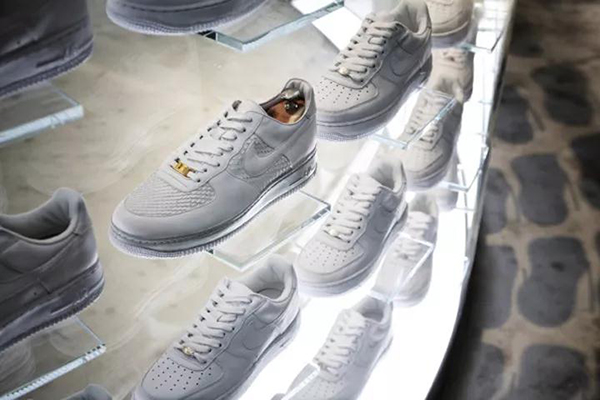 唐嫣你的小白鞋该换换了，同样是配厚外套欧阳娜娜帅哭了