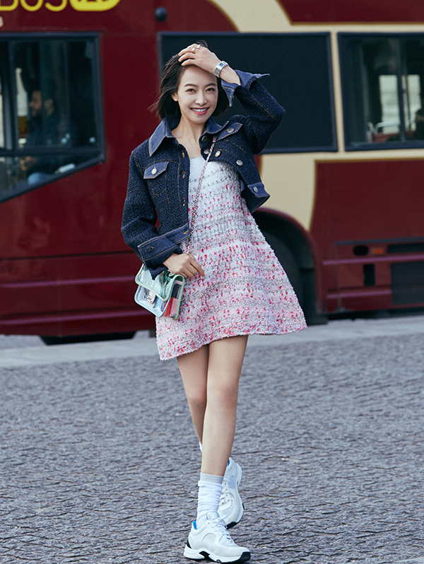 唐嫣你的小白鞋该换换了，同样是配厚外套欧阳娜娜帅哭了