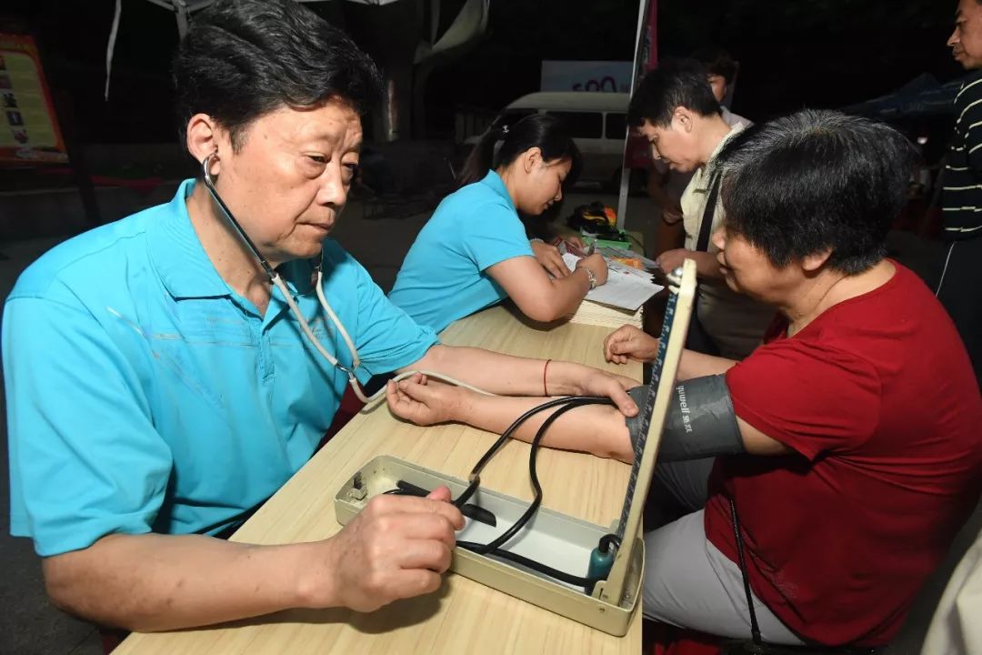 突然口吐鲜血不止是怎么回事,每天早晨嘴里吐鲜血