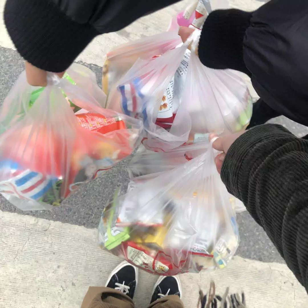 一个杯子100元,一个杯子100块钱