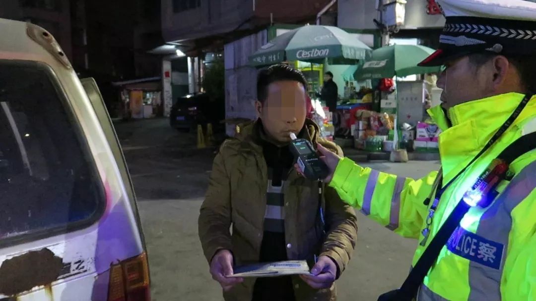 玉林这司机真不要命！载着满满一车液化气罐满街跑，还酒驾……