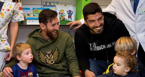 超暖“SM”组合上线！梅西苏亚雷斯造访当地儿童医院