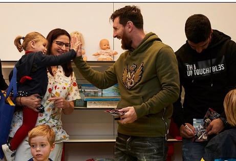 超暖“SM”组合上线！梅西苏亚雷斯造访当地儿童医院