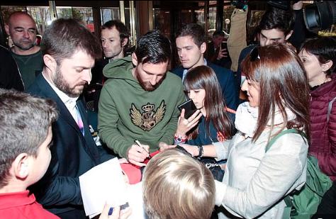 超暖“SM”组合上线！梅西苏亚雷斯造访当地儿童医院