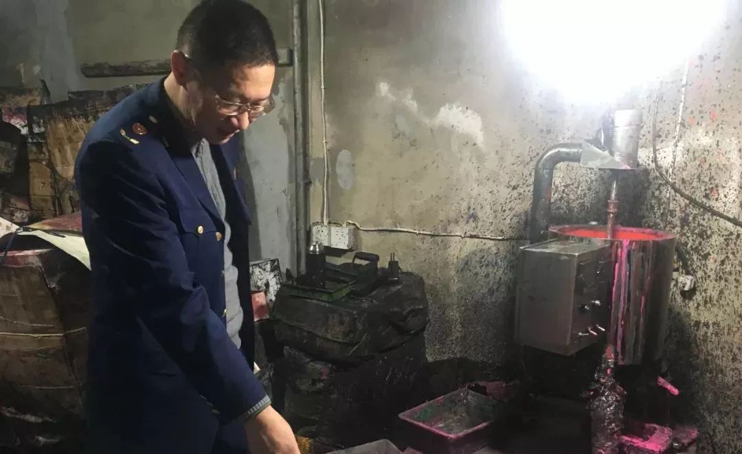 惊心！生产环境肮脏不堪，执法人员当场过敏，你可能正在用！