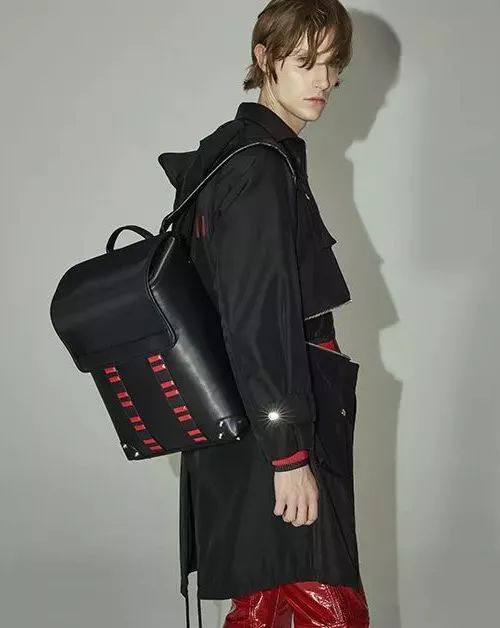 明星都爱Ta的眼镜，但其实Ta是个时装品牌