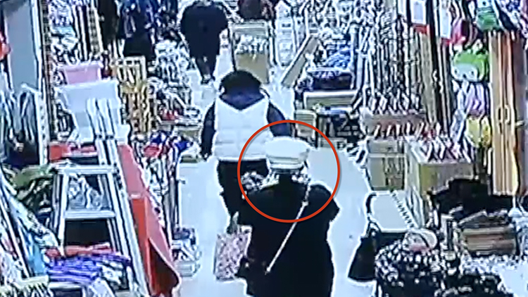 神偷女子被抓,女子偷鞋见尺码不对回店要求换鞋