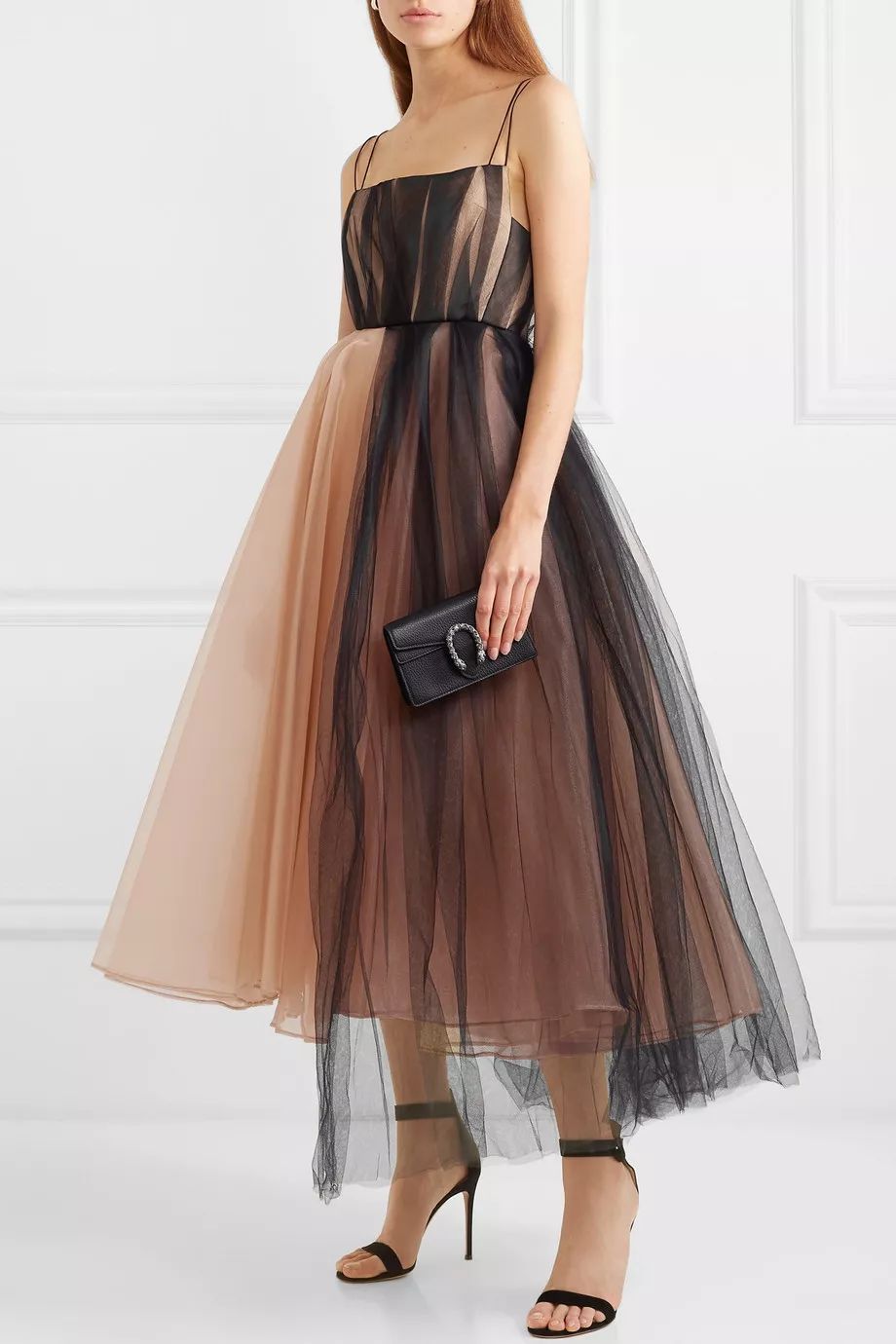 公司在年会上怎样穿着打扮更得体,职场员工参加公司年会怎么穿搭