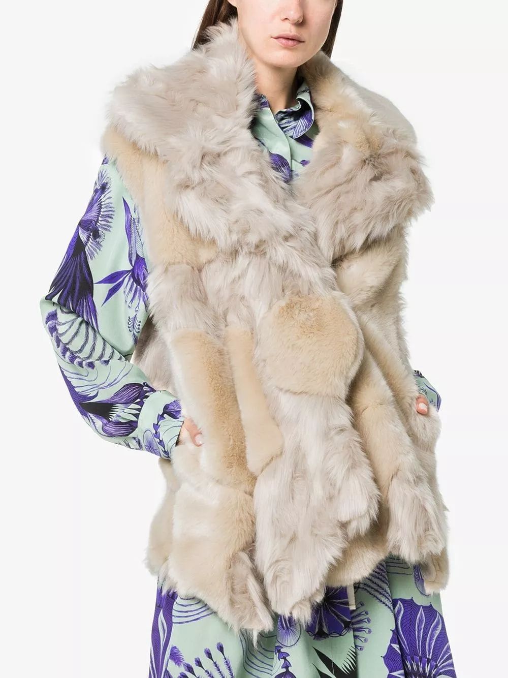 公司在年会上怎样穿着打扮更得体,职场员工参加公司年会怎么穿搭