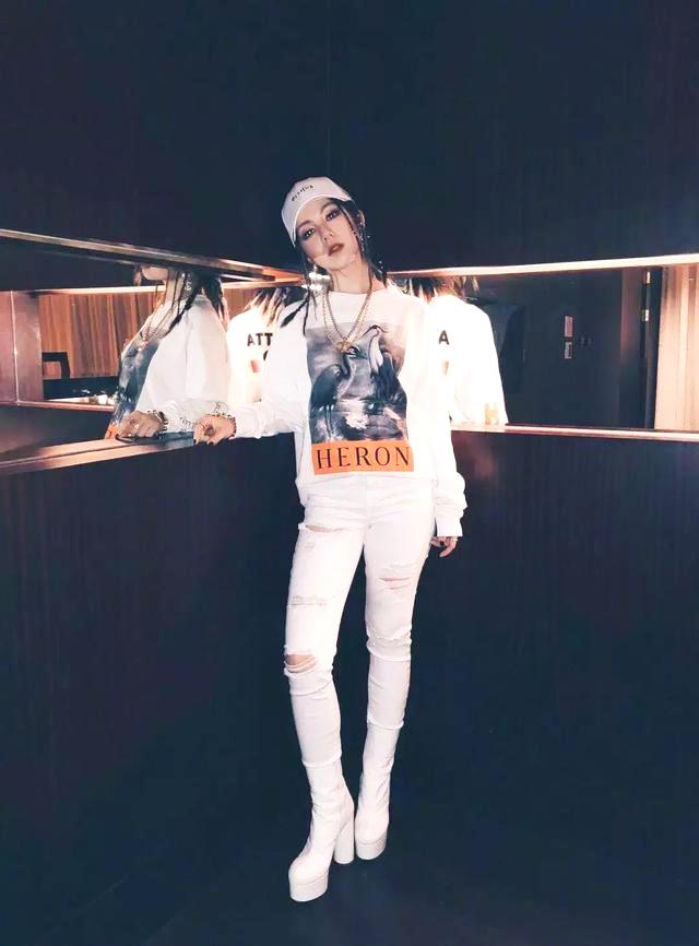 邓紫棋再次穿皮裤造型好霸气,邓紫棋皮裤穿搭图片