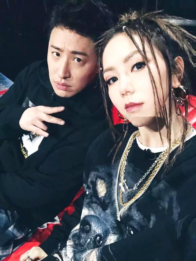 邓紫棋再次穿皮裤造型好霸气,邓紫棋皮裤穿搭图片