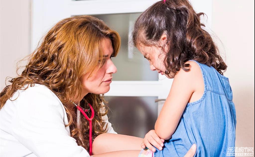 10岁小女孩下腹部疼痛怎么回事,12岁女孩下腹部隐隐作痛