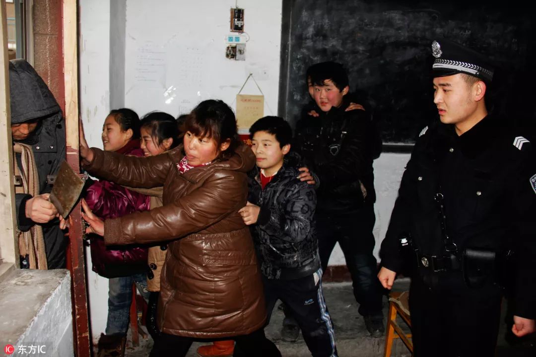 瀛︽牎闂ㄥ彛鍑虹殑浜嬫晠,瀛︽牎閲岀殑鎮插墽