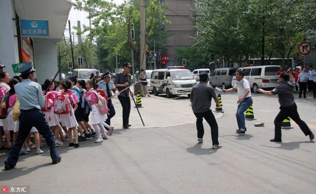 瀛︽牎闂ㄥ彛鍑虹殑浜嬫晠,瀛︽牎閲岀殑鎮插墽