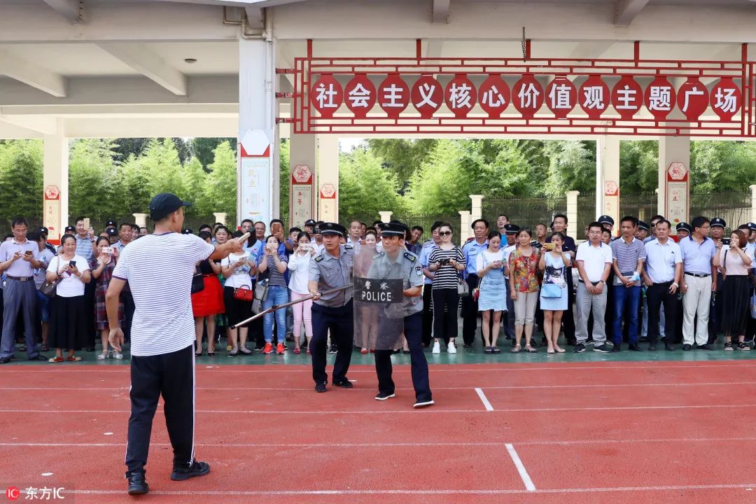 瀛︽牎闂ㄥ彛鍑虹殑浜嬫晠,瀛︽牎閲岀殑鎮插墽