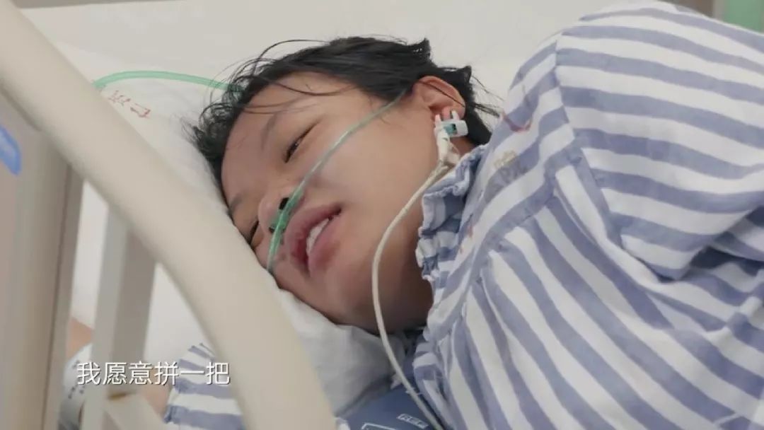 年轻妈妈生三胞胎崩溃,年轻妈妈拼死产子