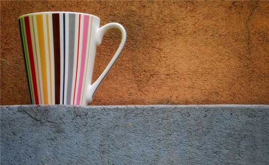 一杯水鉴别真假蜂蜜小妙招,假蜂蜜摇一摇