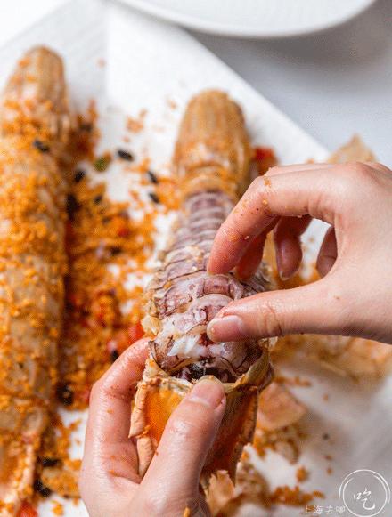 坐拥150㎡私家花园的火锅店，竟然还配空姐服务！