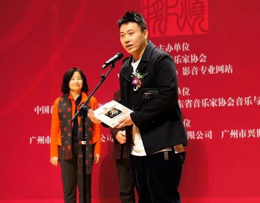 春华秋实谱写桃李华章,春华秋实谱新篇