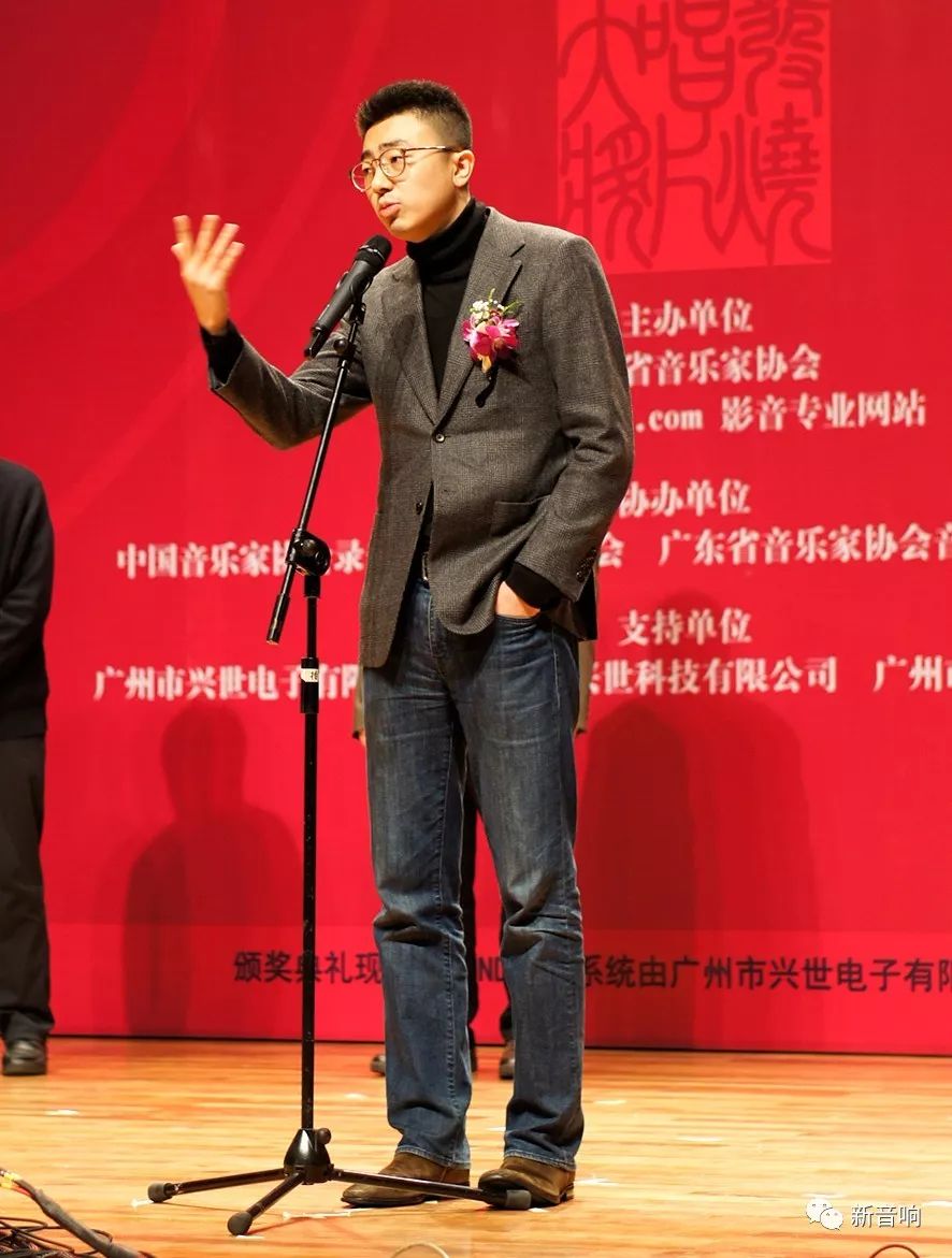 春华秋实谱写桃李华章,春华秋实谱新篇