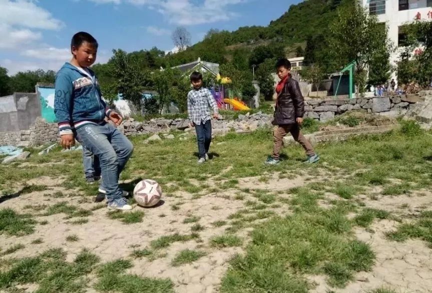 一个诗人和他的留守儿童足球队