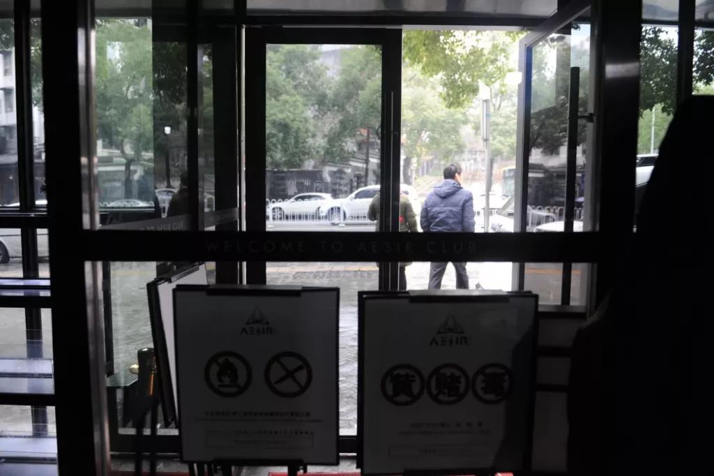 这迪白蹦了！常德小伙贴钱做“蹦迪选手”2月，工资没拿到酒吧倒闭了……