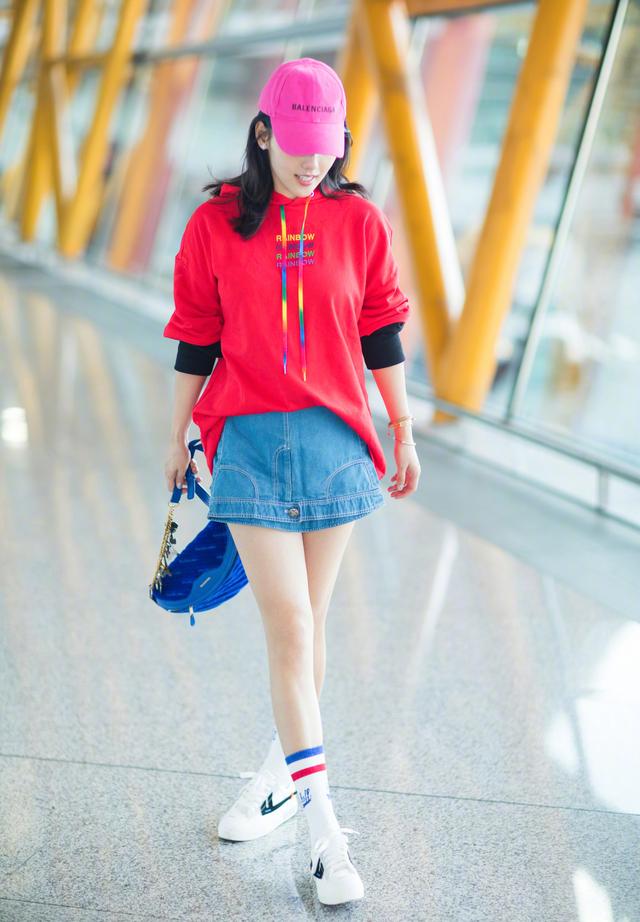 张嘉倪穿加拿大鹅羽绒服,张嘉倪黑色羽绒服