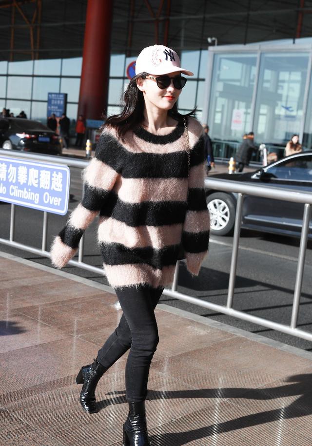 张嘉倪穿加拿大鹅羽绒服,张嘉倪黑色羽绒服