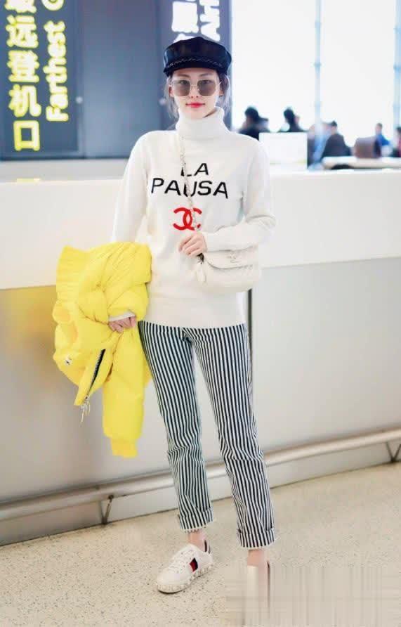 张嘉倪穿加拿大鹅羽绒服,张嘉倪黑色羽绒服