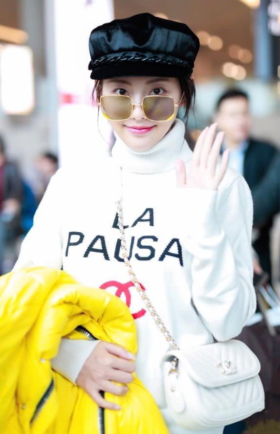 张嘉倪穿加拿大鹅羽绒服,张嘉倪黑色羽绒服