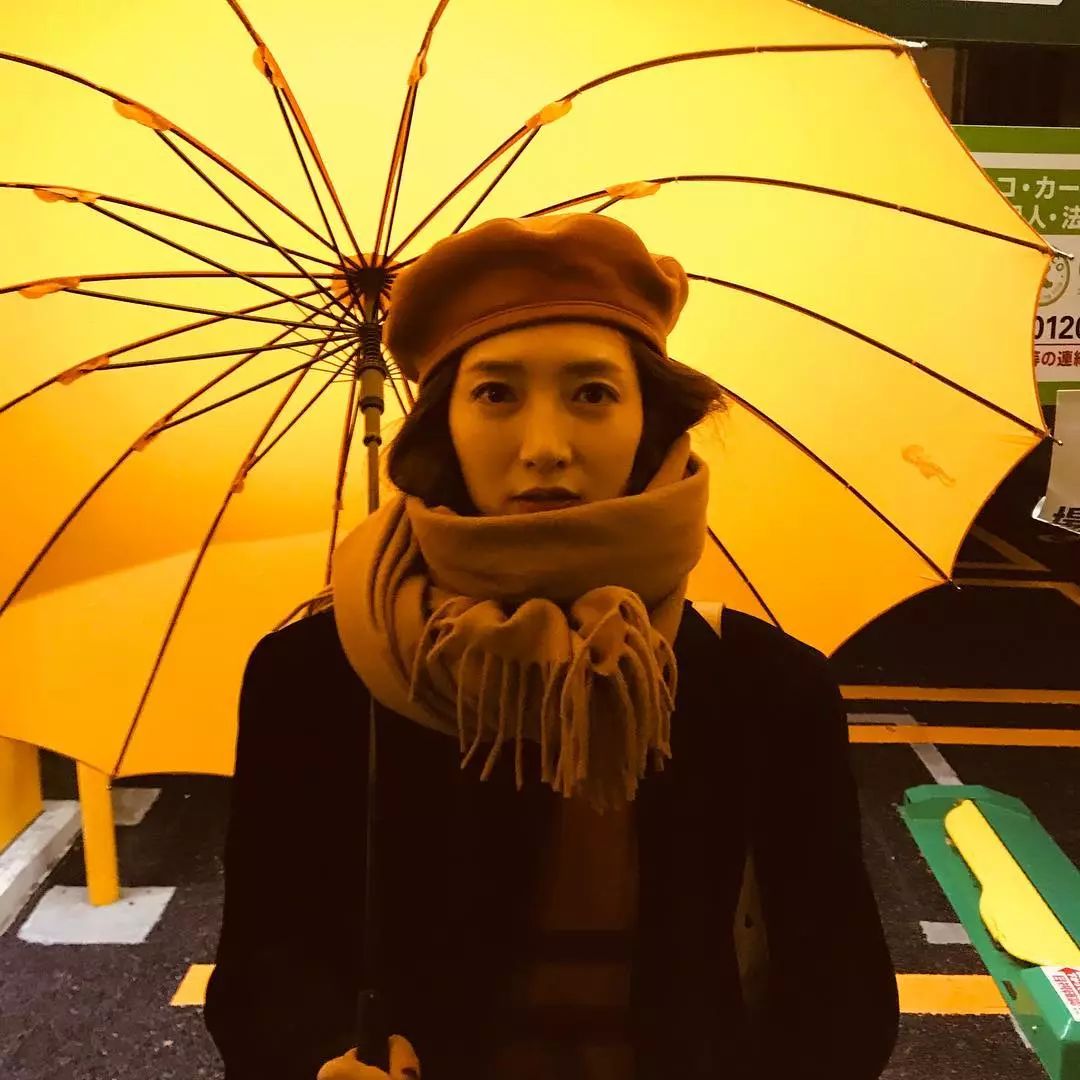 江疏影穿搭日常,照片中的江疏影身穿拼接格子衬衫