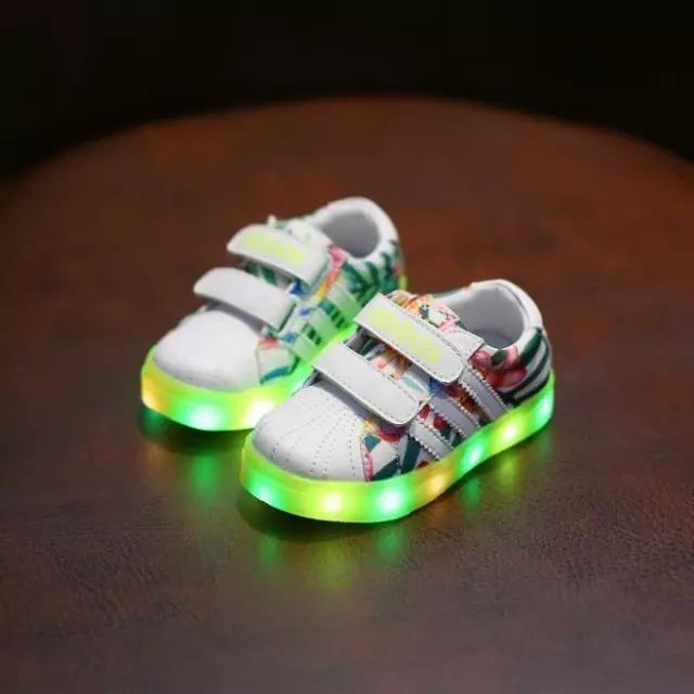 怎么给孩子选择合适的鞋,给孩子选鞋有哪些烦恼呢