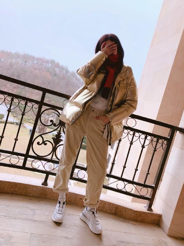 江疏影示范理想女友穿搭，银色羽绒服配灯芯绒裤，舒适又保暖！