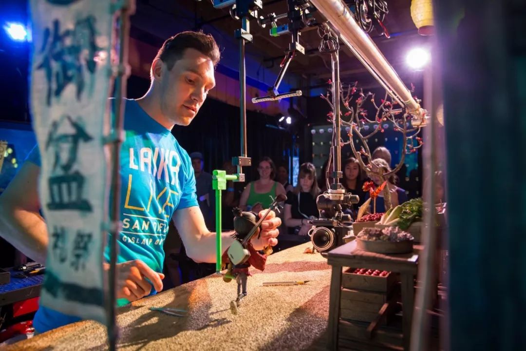 拍不好《大黄蜂》就回家继承2000亿家产！“美国王思聪”的逆天人生，比电影更精彩……