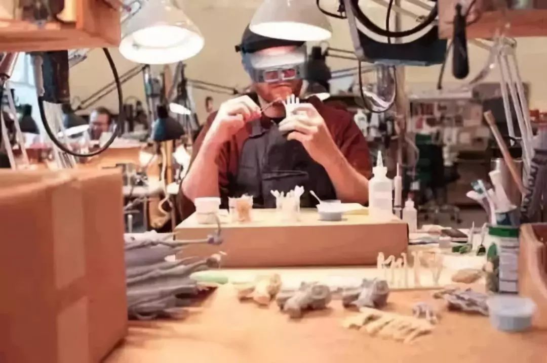 拍不好《大黄蜂》就回家继承2000亿家产！“美国王思聪”的逆天人生，比电影更精彩……